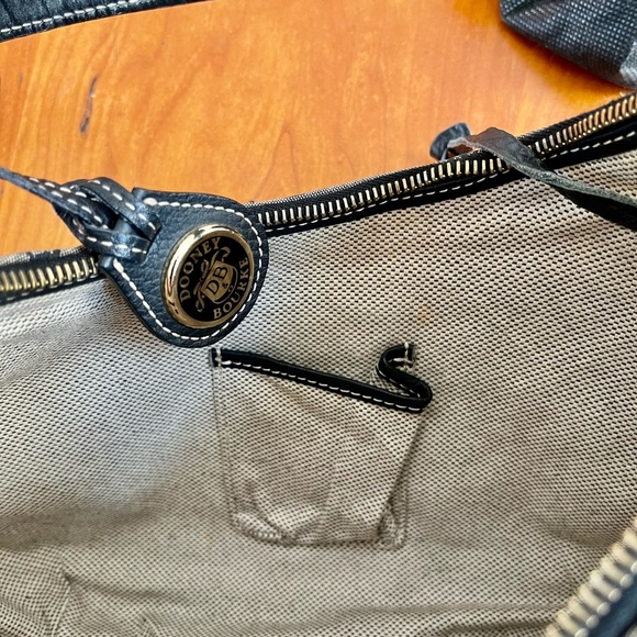 Dooney & Bourke Vintage Black and Gray Logo Full Zip Shoulder Bag. - Picture 10 of 16